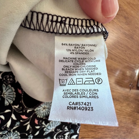 ⭐️ NWT Loft Navy Pull On Floral Print Pencil Skirt Size LT - Picture 8 of 9